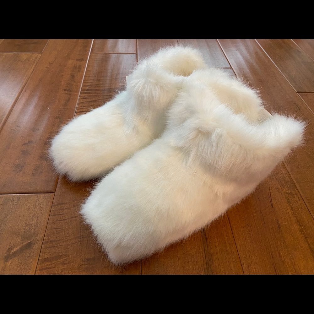 UGG Women's Amary Slipper Fluffy Boots White